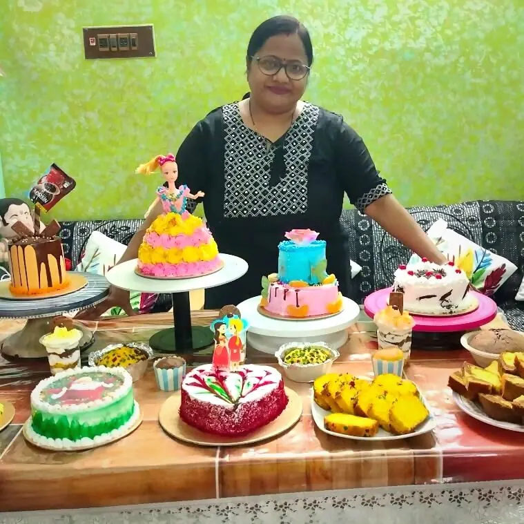 Flaky Bakey cake baking class certificates, students and hands-on practice in Kolkata