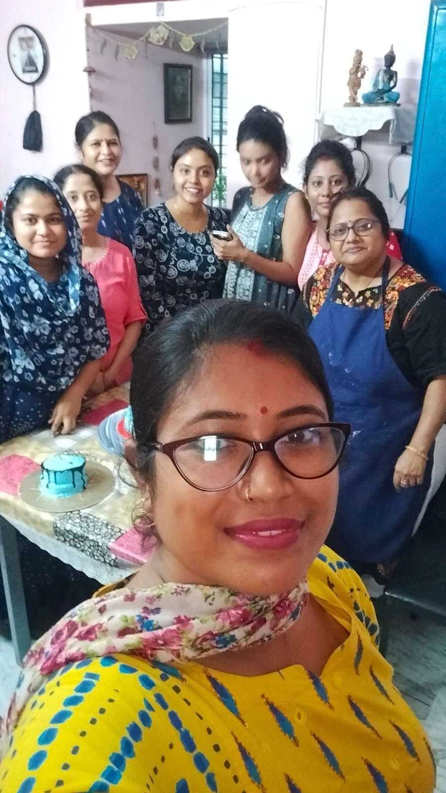 Flaky Bakey cake baking class certificates, students and hands-on practice in Kolkata