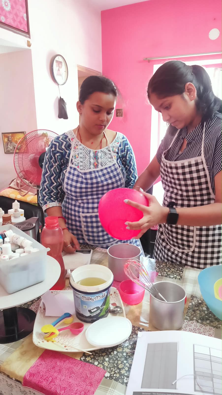 Flaky Bakey cake baking class certificates, students and hands-on practice in Kolkata