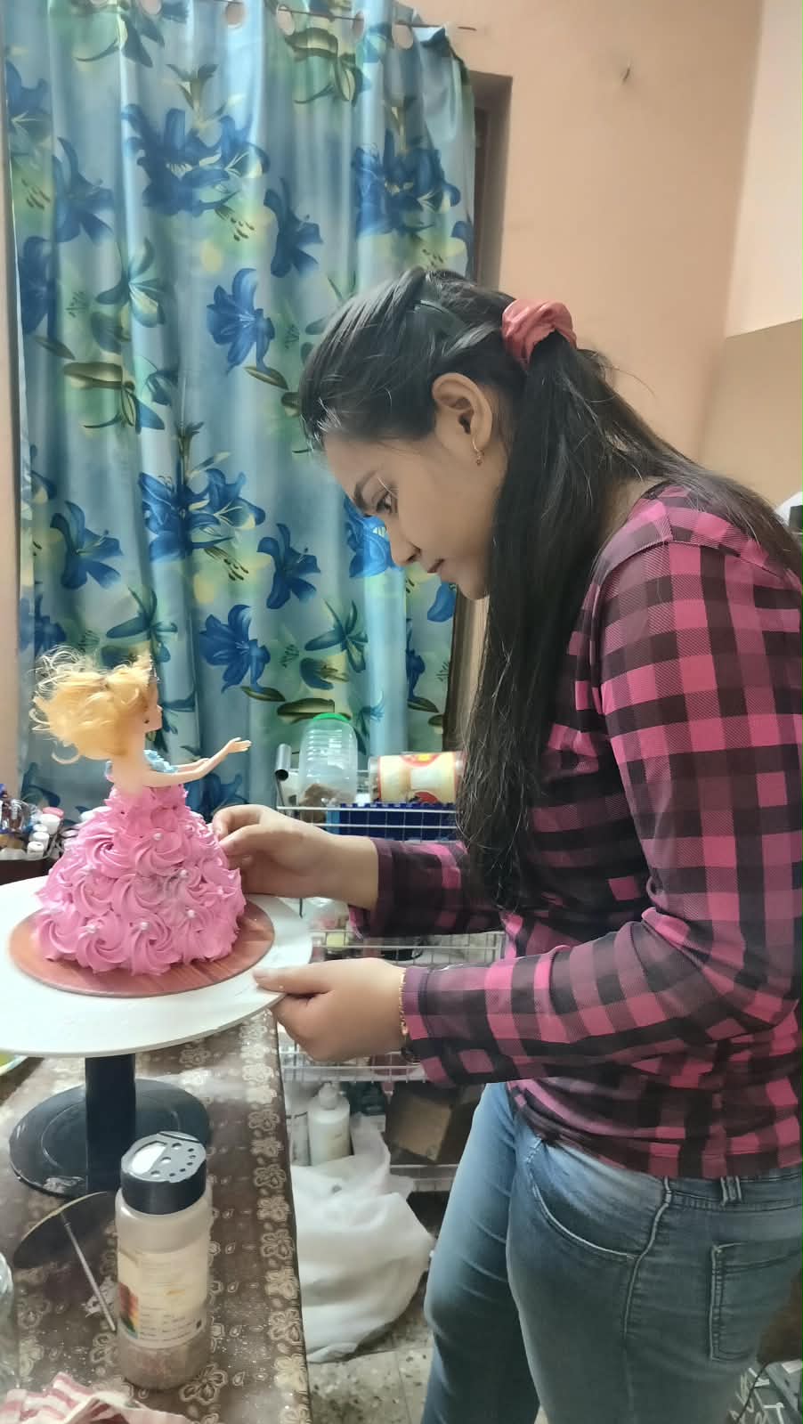 Flaky Bakey cake baking class certificates, students and hands-on practice in Kolkata