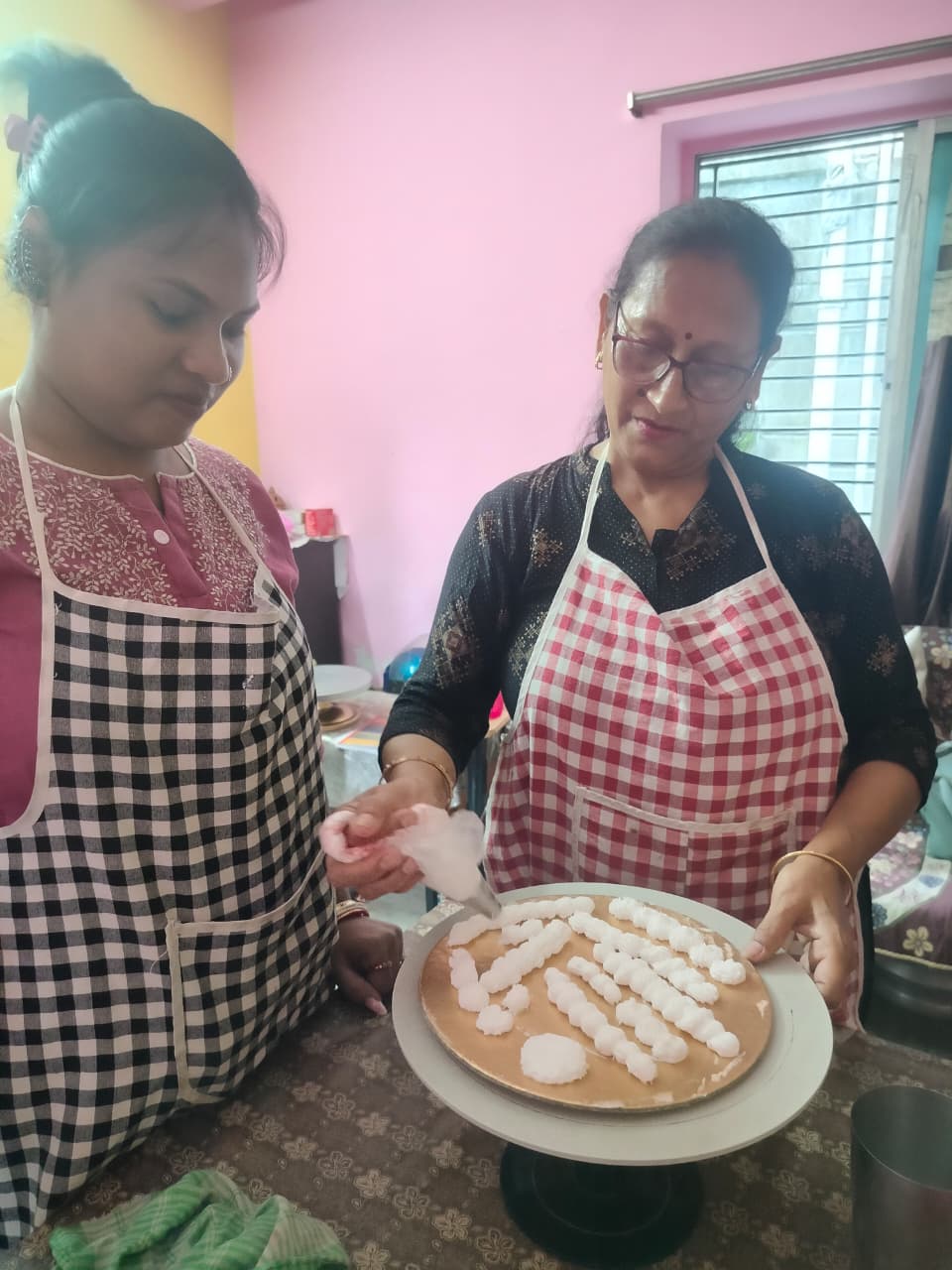 Flaky Bakey cake baking class certificates, students and hands-on practice in Kolkata